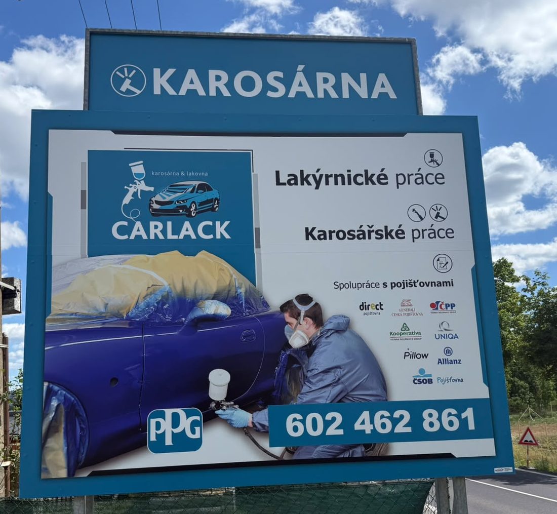Navigační poutač CARLACK u příjezdové cesty