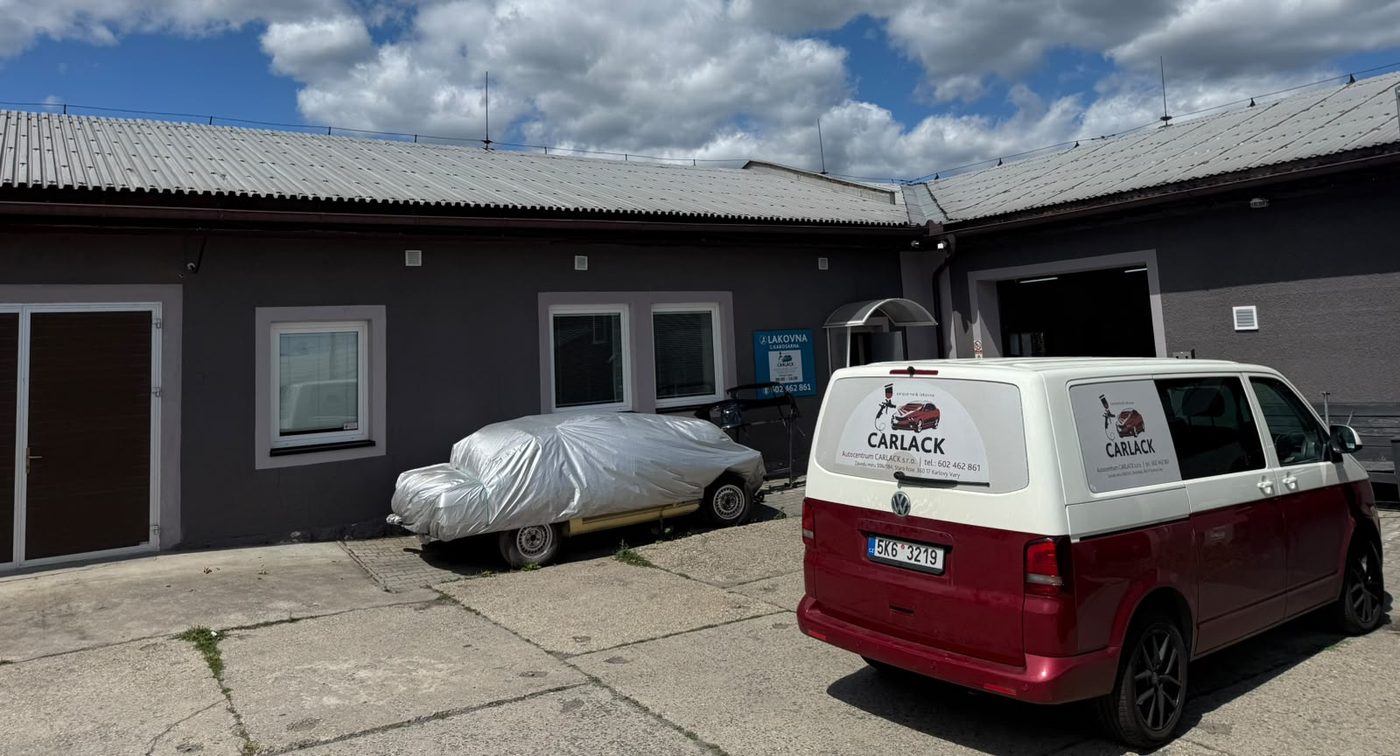 Budova provozovny Autocentrum CARLACK ve Staré Roli s firemní dodávkou