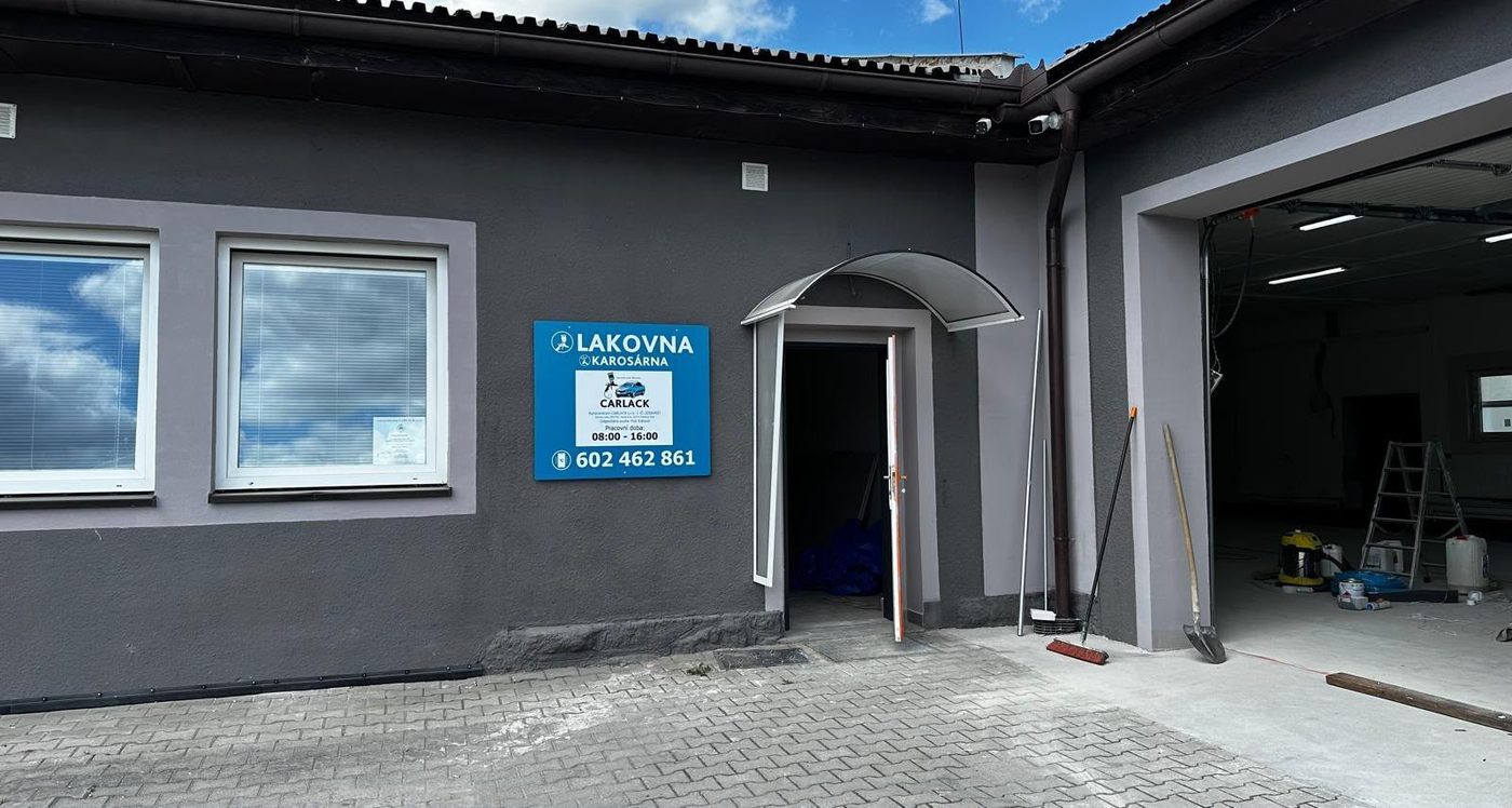 Vstup do provozovny CARLACK a hala pro příjem vozidel